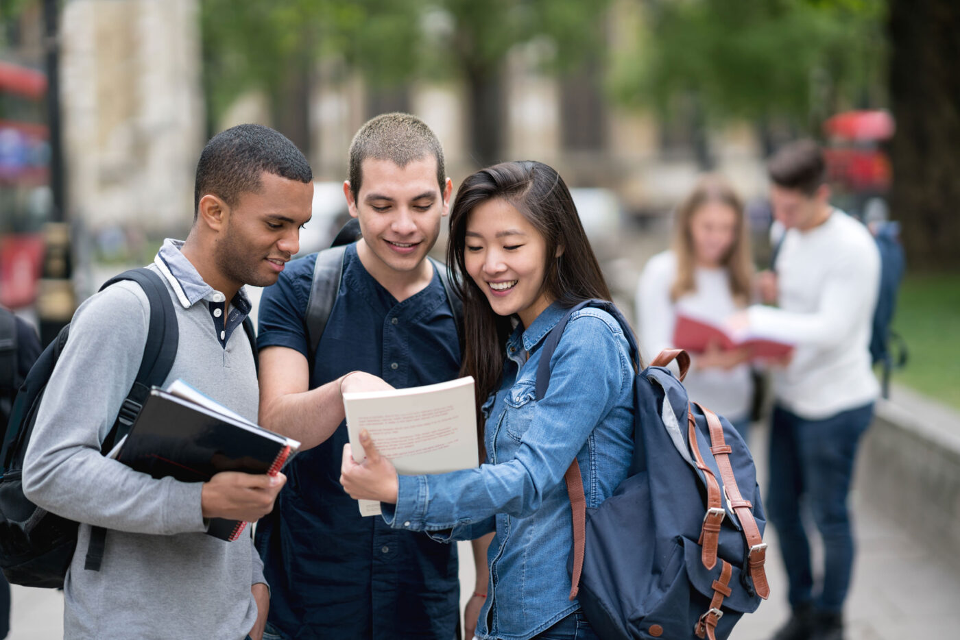 Étudiant(e)s qui discutent d'un livre